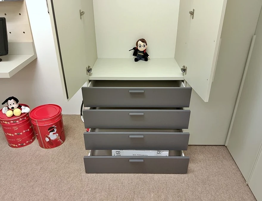 Cameretta con cabina armadio Canapa & Lavagna di Nidi