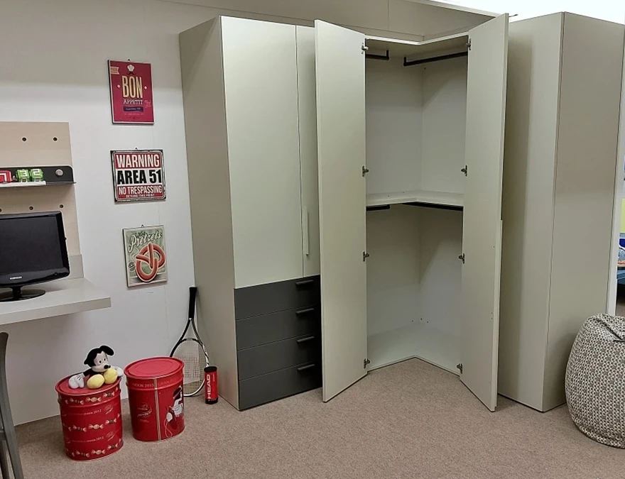 Cameretta con cabina armadio Canapa & Lavagna di Nidi